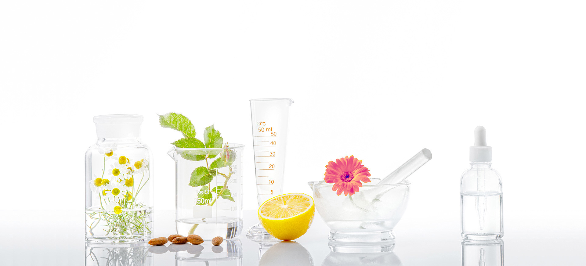 Flacon compte-gouttes et verrerie du laboratoire NEROLI'M