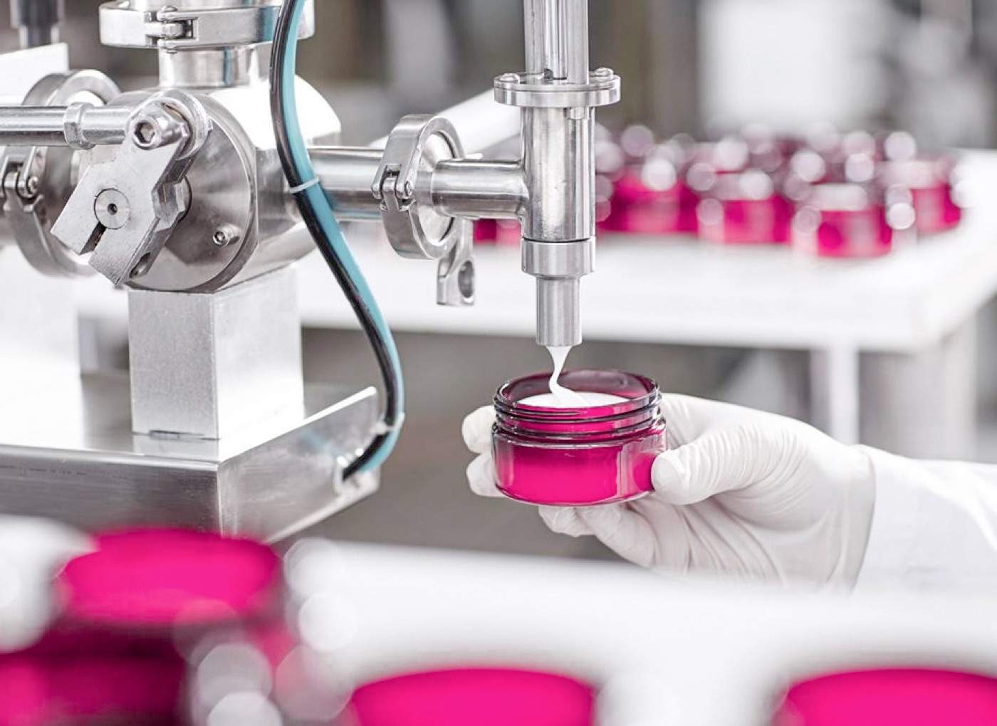 Remplissage de pots de crème au laboratoire NEROLI'M